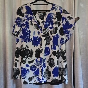 4X Floral Print V-neck Blouse in Blue and Black